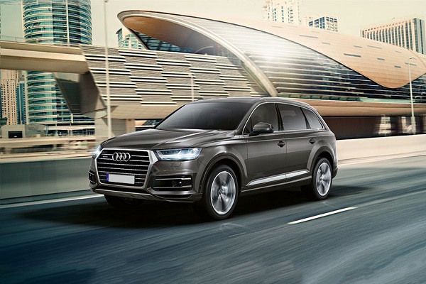 Image Representing The Side View of Audi Q7 Vehicle.