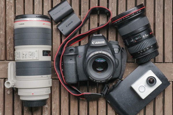 Image Showcases camera lenses laying on wooden background